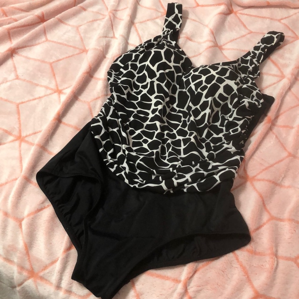 Giraffe Print One-Piece Swimsuit 🦒